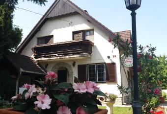 Villa Suzy has Balcony rooms