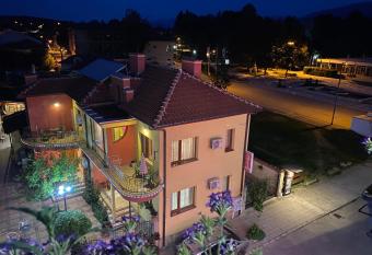 Family Hotel Kavrakovi has Balcony rooms