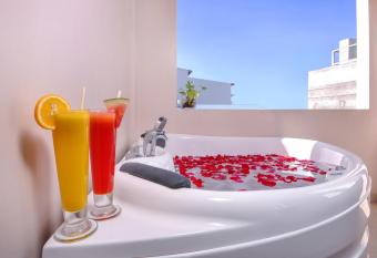 Triton Beach Hotel & Spa has rooms with a private hot tub