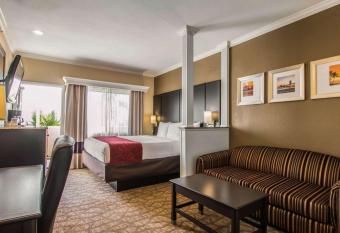 Comfort inn & Suites Huntington Beach has rooms with a private hot tub