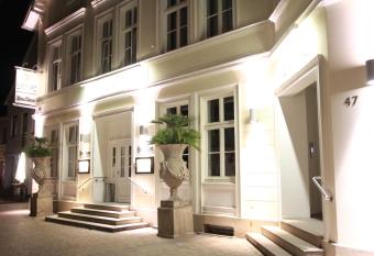 K  nig`s Hotel am Schlosspark allows 18 year olds to book a room