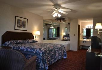 Apple Blossom Inn has rooms with a private hot tub