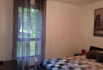 Cite Espace Apartment has rooms with a private hot tub