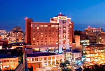 Sheraton LaGuardia East Hotel allows 18 year olds to book a room