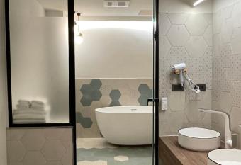 Green Inn Kaohsiung has rooms with a private hot tub