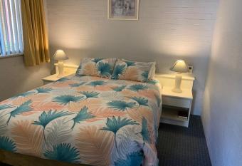 Ulladulla Harbour Motel has Balcony rooms