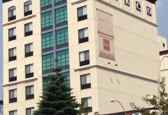 Marco Laguardia Hotel & Suites has rooms with a private hot tub