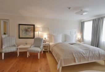 Hotel-Restaurant Anne-Sophie allows 18 year olds to book a room