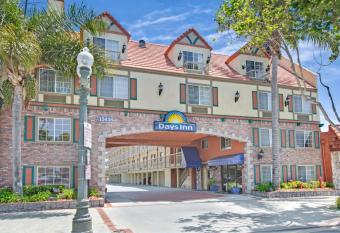 Days Inn Los Angeles/LAX/Redondo and Manhattan Beach has Smoking rooms