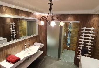 Koasablick allows 18 year olds to book a room