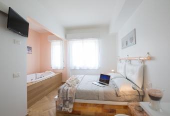 Sapore di Sale has rooms with a private hot tub