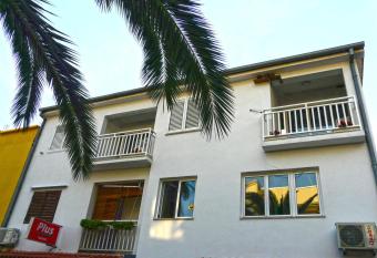 Apartments by the sea Drvenik Donja vala, Makarska - 6756 has Balcony rooms