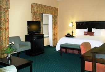 Hampton Inn & Suites Seal Beach has rooms with a private hot tub