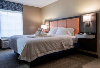 Hampton Inn Hadley-Amherst Area has rooms with a private hot tub