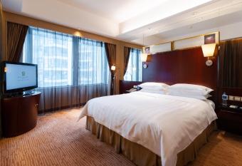 Pan Pacific Xiamen(Near the Ferry to Gulang Island and Metro Station) has rooms with a private hot tub