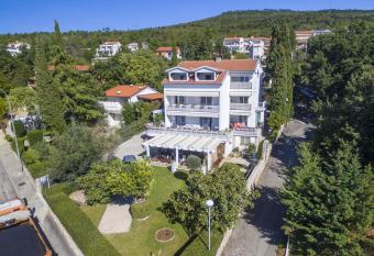 Apartments by the sea Selce, Crikvenica - 2356 has Balcony rooms