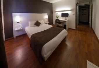 H  tel des Etats-Unis allows 18 year olds to book a room