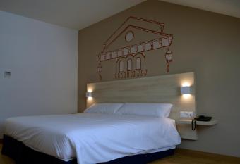 Hotel Balneario de Graena has rooms with a private hot tub