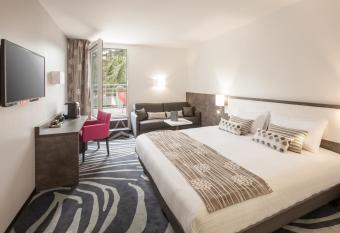 Au Comt   d Ornon H  tel & Spa has Balcony rooms