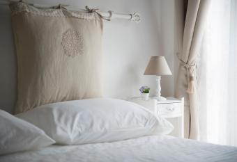 Tisserand Boutique & Apartment has Balcony rooms