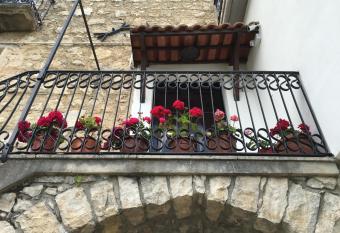 Casa Sarlo has Balcony rooms