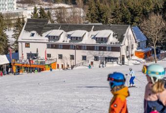 k1 sporthotel allows 18 year olds to book a room