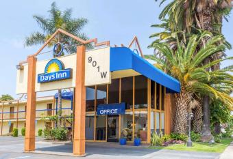 Days Inn Los Angeles has Smoking rooms