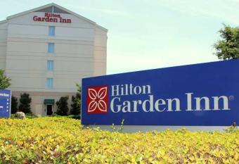 Hilton Garden Inn Charlotte Pineville has rooms with a private hot tub