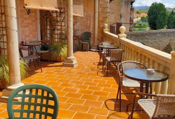 Albergue-Hostel Valderrobres allows 18 year olds to book a room