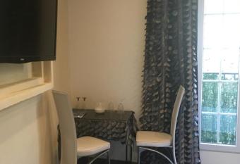 Les Suites de Naevag has rooms with a private hot tub