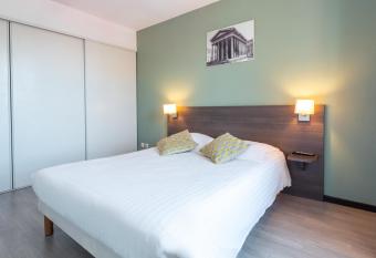 Zenitude H  tel-R  sidences N  mes Centre allows 18 year olds to book a room