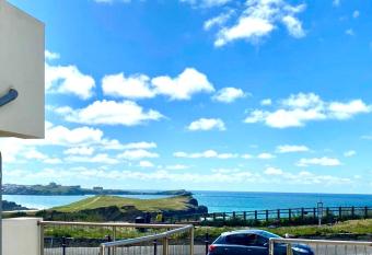 Seaview, Luxury apartment, 2 min walk to both Porth and Whipisderry beaches has Balcony rooms