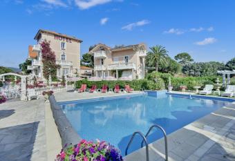 Le Ch  teau de Mei Lese has Balcony rooms