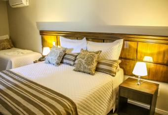 Hotel Gramado Interlaken has rooms with a private hot tub