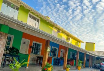 Pousada Flores de Bombinhas allows 18 year olds to book a room