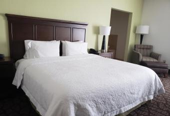 Hampton Inn Cincinnati-Northwest/Fairfield has rooms with a private hot tub