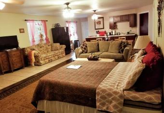 Charming Downstairs Unit allows 18 year olds to book a room