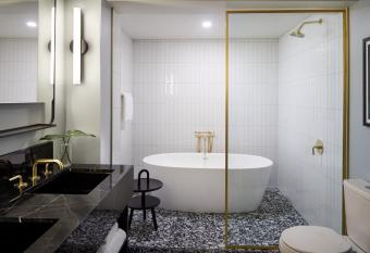 Kimpton Alton Fisherman's Wharf, an IHG Hotel has rooms with a private hot tub