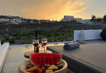 Vineyard Exclusive Suites has rooms with a private hot tub