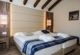 Hotel Ambassador Zermatt has Balcony rooms