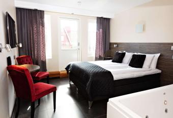 Sure Hotel by Best Western Arena has rooms with a private hot tub