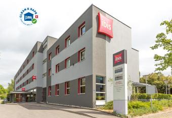 ibis Gen  ve A  roport allows 18 year olds to book a room