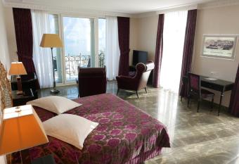 Continental Parkhotel allows 18 year olds to book a room