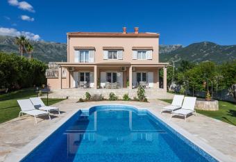 Apartments Raskovic has Balcony rooms