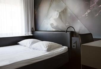 Comfort Hotel Xpress Stockholm Central allows 18 year olds to book a room