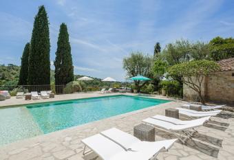 Le Manoir de L   tang has Balcony rooms