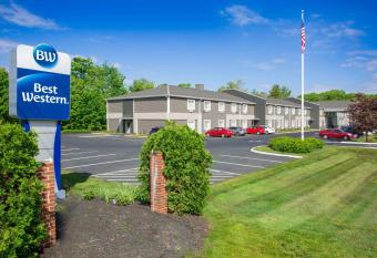 York Beach Surf Club allows 18 year olds to book a room
