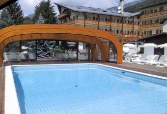 H  tel Les Glaciers has Balcony rooms