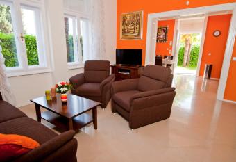 Apartman Isadora has rooms with a private hot tub