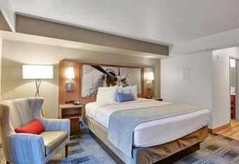 Executive Residency by Best Western Navigator Inn & Suites has rooms with a private hot tub